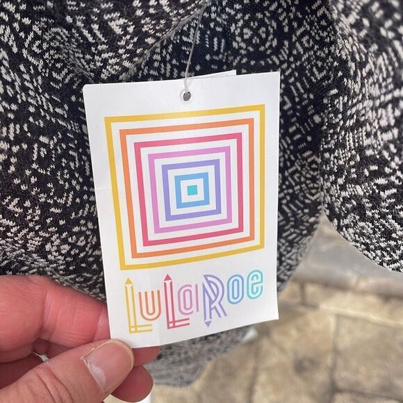 ✨LuLaRoe Black & White Printed Irma Tunic Top, NWT - Picture 2 of 8
